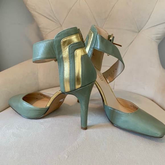 Nine West green shoes with gold trim - Picture 3 of 8